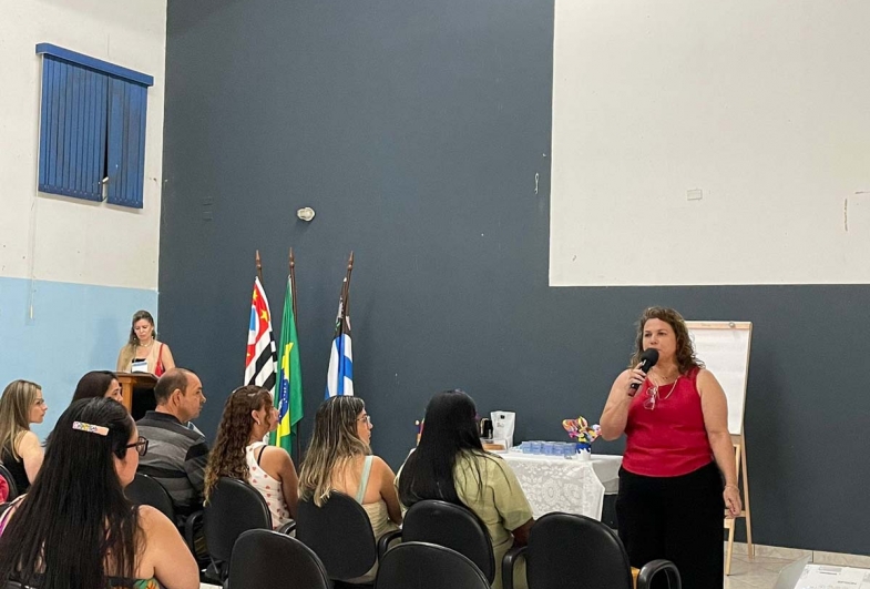 Servidores participam do 2º Seminário da Educação em Taguaí