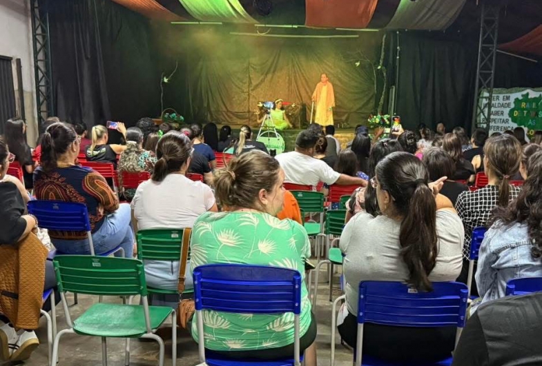 Público acompanhou de perto o teatro