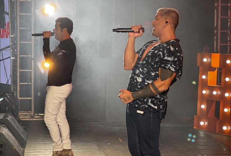 A dupla Hugo e Tiago abriram a programação de shows