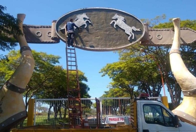 Prefeito Jô comemora inauguração do Arenão durante a Emapa