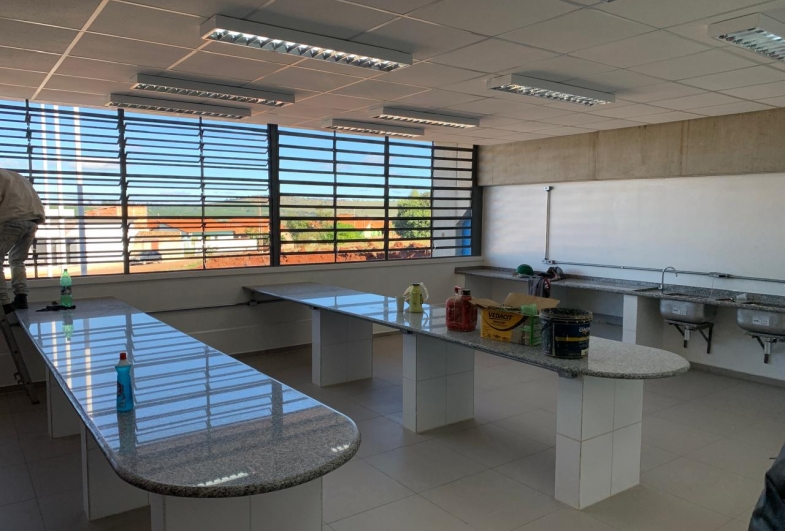 Salas de aula amplas e bem iluminadas foram projetadas para proporcionar um ambiente de aprendizado mais acolhedo