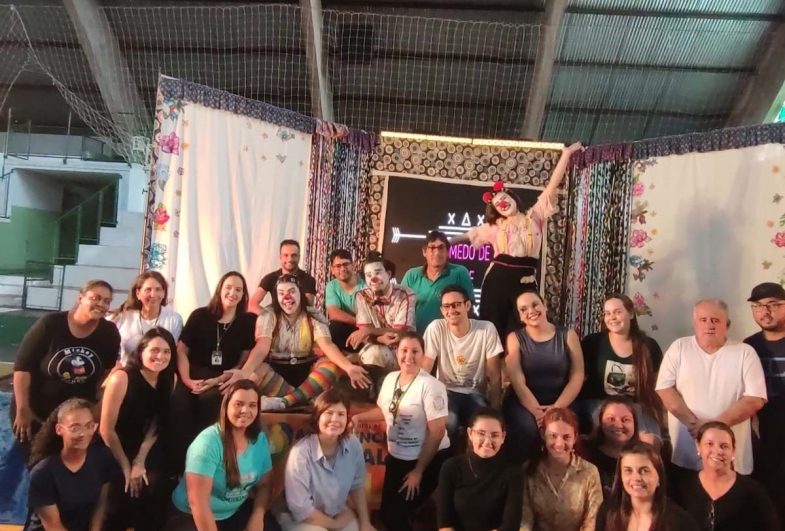 Organizadores do evento com o grupo Circo sem Lona