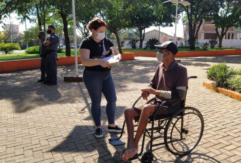 Equipe da Assistência Social de Taguaí aborda etilistas em praças púbicas