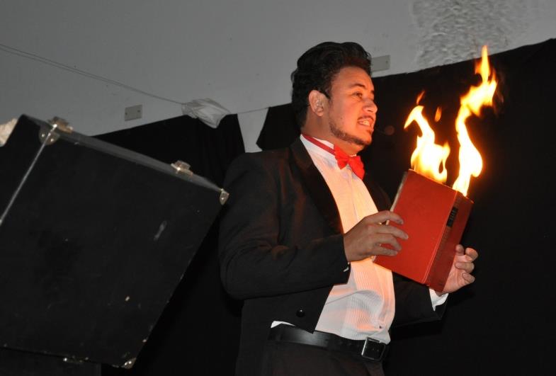 Em Taguaí alunos se divertem com show de mágica com Mauro Dias