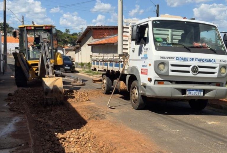 Prefeitura realiza manutenção em rua da Vila dos Padres