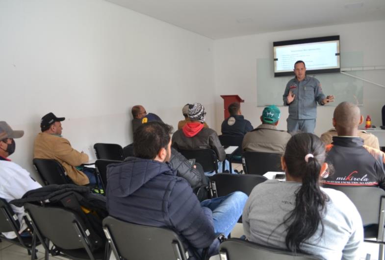 Bombeiros ministram treinamento sobre combate a incêndio em área rural