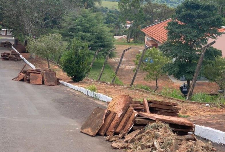 Melhorias no calçamento e construção de muro de arrimo na pré-escola de Timburi