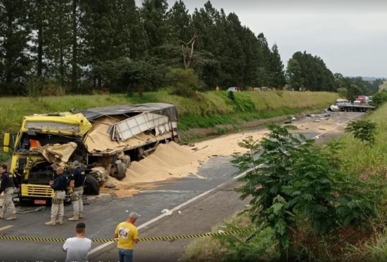 Motorista morre e outro fica gravemente ferido em acidente entre caminhões