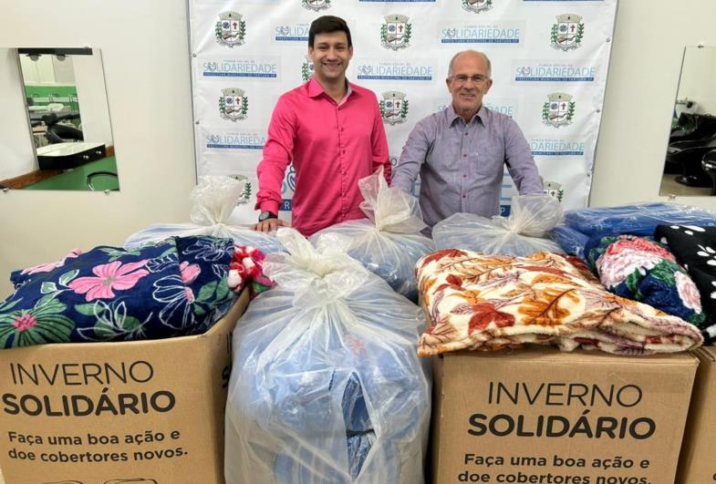 Fundo Social doa cobertores para contribuir com famílias farturenses