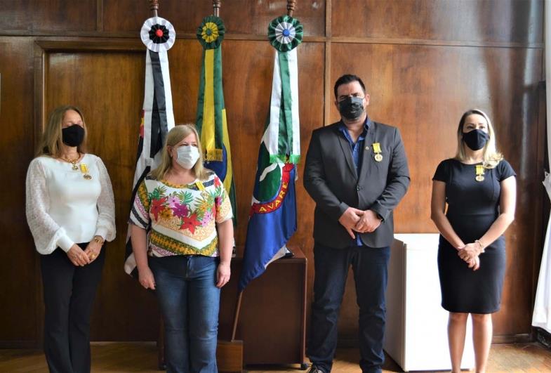 Prefeito Jô Silvestre recebe Medalha Olavo Bilac em cerimônia no Paço Municipal