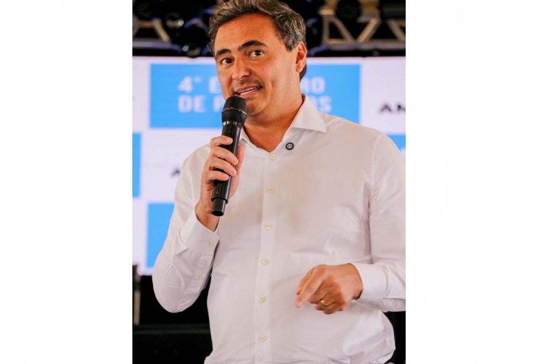 Deputado Federal Mauricio Neves discursando aos presentes