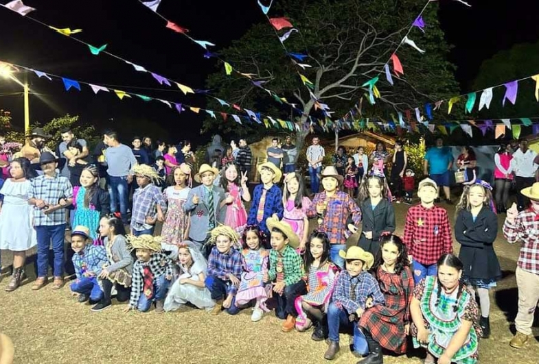 EMEF Iracema Marcondes de Alcântara de Sarutaiá celebra festa junina