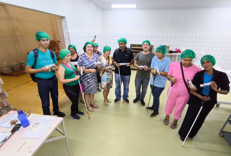 Pessoas com cegueira visitam fábrica de bolacha em Avaré