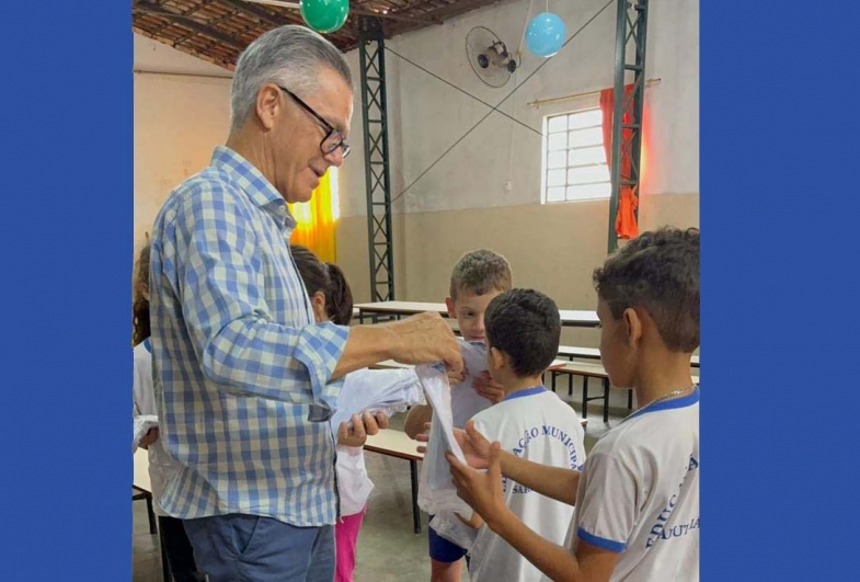 Prefeitura de Sarutaiá entrega camisetas aos alunos da Rede