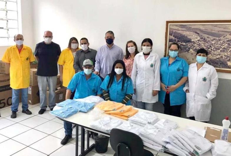 Prefeitura de Timburi faz a entrega de jalecos aos servidores da saúde 