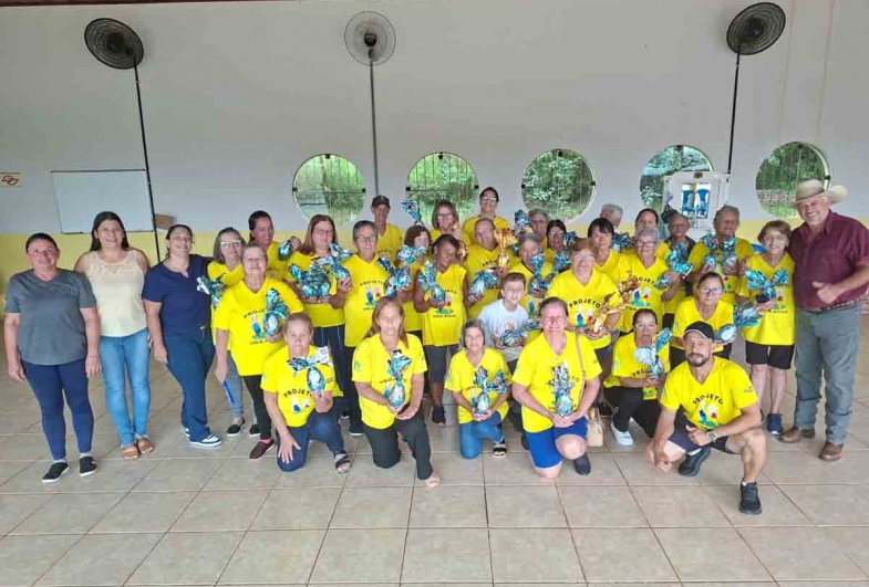 Projeto Vida Ativa recebe ovos de páscoa  e comemora aniversariante do mês