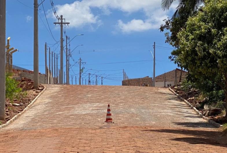 Prefeitura faz o prolongamento do calçamento da Rua João Viana Simões 