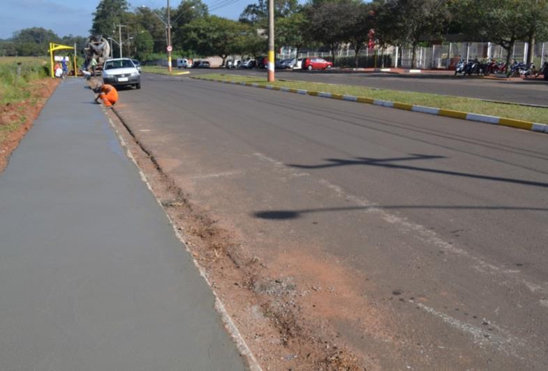 Prefeitura de Avaré constrói calçada em trecho da Avenida Mário Covas