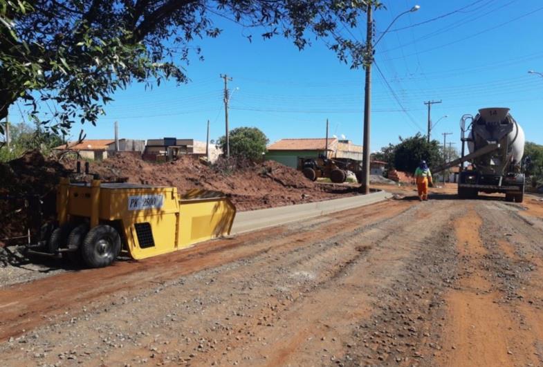 Ruas em pavimentação no Terras de São José recebem guias e sarjetas em Avaré