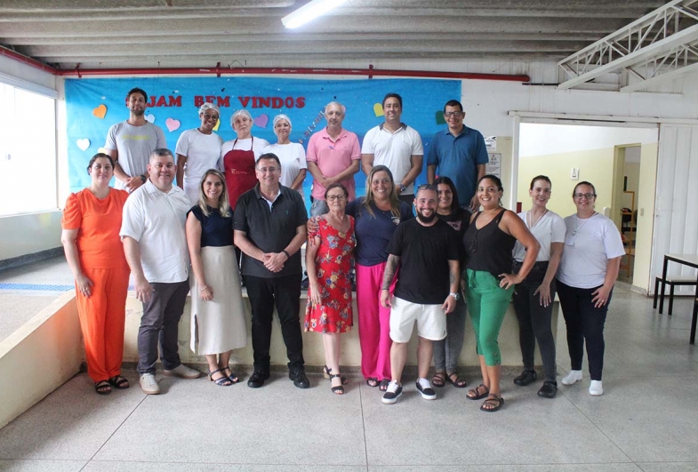 Prefeito Roberto Araujo visita escola municipal e confere nova merenda em Avaré