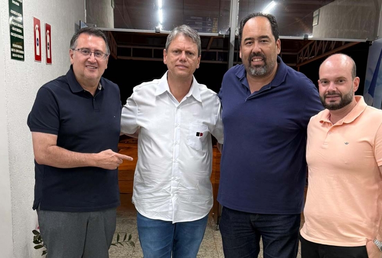 Prefeito Roberto, governador Tarcísio de Freitas, vereadores Hidalgo e Pedro Fusco durante passagem da comitiva do governador no aeroporto de Avaré no último dia 9