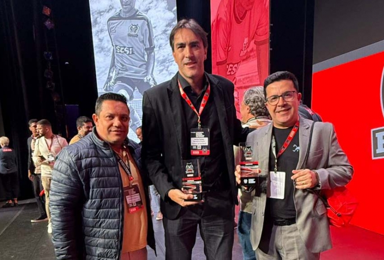 Secretário Gustavo e Cristiano com o ex-jogador olímpico do vôlei Rodrigão