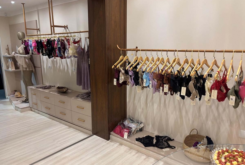 Ella oferece grande variedade em lingeries