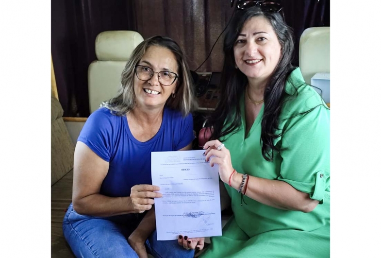 Secretária Ana com a representante do Parque de Diversões