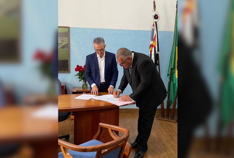 Ex-prefeito Isnar Freschi Soares recebeu o prefeito João da Tapera após a cerimônia de posse no dia 1º de janeiro de 2025