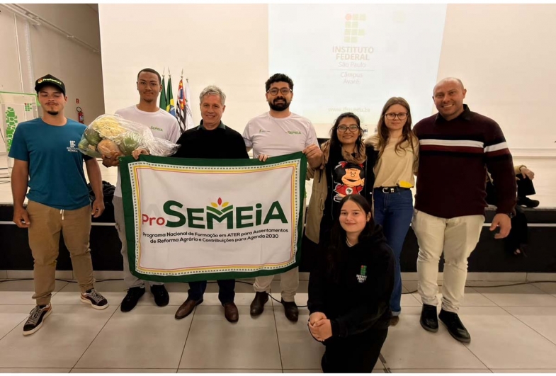 Deputado Paulo Teixeira com alunos do programa Pro Semeia