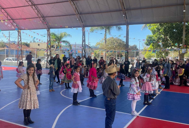 Alunos se apresentaram na quadra da Escola Municipal Arlindo Bérgamo durante as comemorações dos 25 anos da unidade
