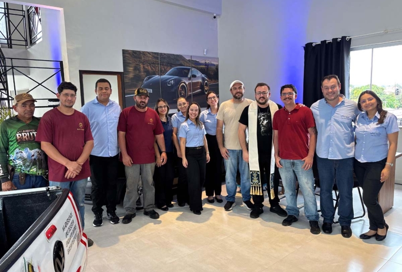 Padre Blener junto da equipe da Fartura Veículos