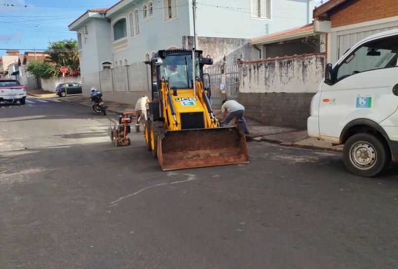 Reparos em galeria pluvial mantêm trecho interditado na Rua Sergipe
