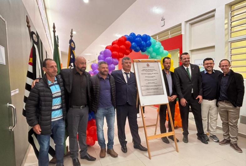 Vereadores Benedito de Paula (Bodinho), Diego Alher, Diego Nunes, prefeito Rodrigo Fuloni, vereador Stefano, presidente da Câmara Fabiano, vereador Rodrigo Bongo  e André, filho da homenageada