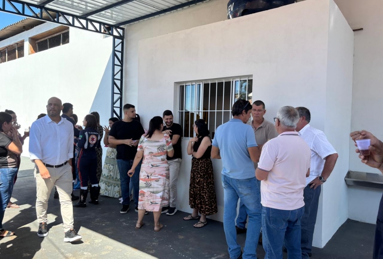 Autoridades e equipe percorrem as instalações do  Samu durante a apresentação do espaço revitalizado