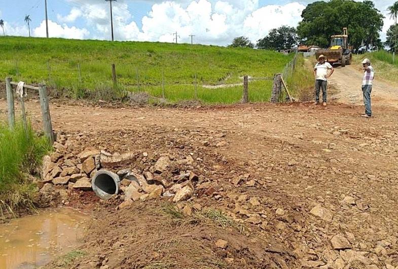Prefeitura de Taguaí prioriza recuperação de estradas rurais 