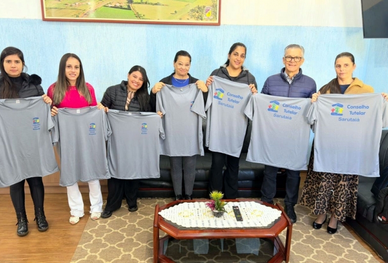 Prefeitura entrega camisetas para Conselheiras Tutelares de Sarutaiá 