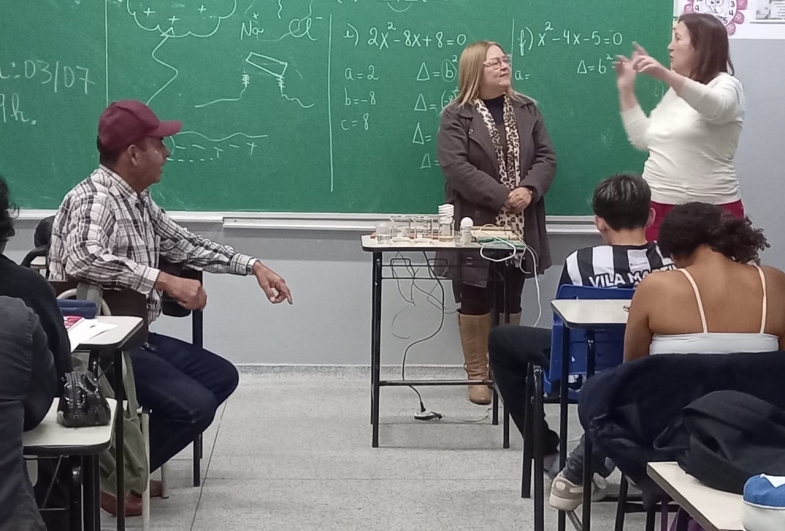 Alunos da EJA de Avaré participam de aula prática sobre materiais condutores