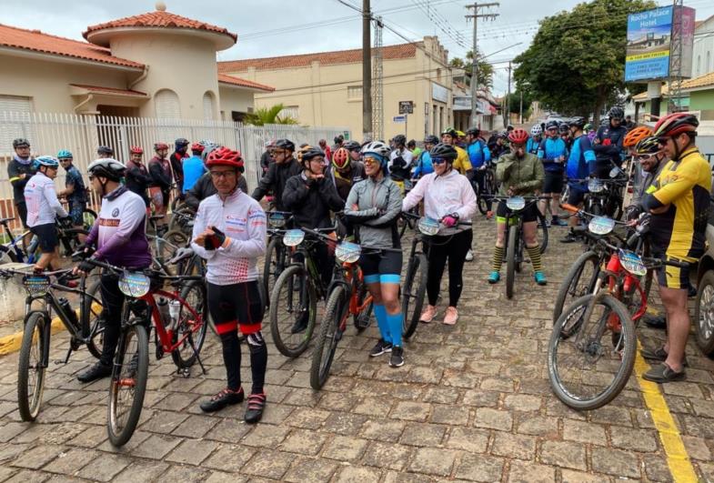 Passeio Ciclístico 4 Estações: Jornada mística e solidária reúne cerca de 200 ciclistas em Fartura
