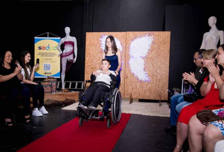 Desfile inclusivo dá protagonismo a pessoas com deficiência no município de Avaré