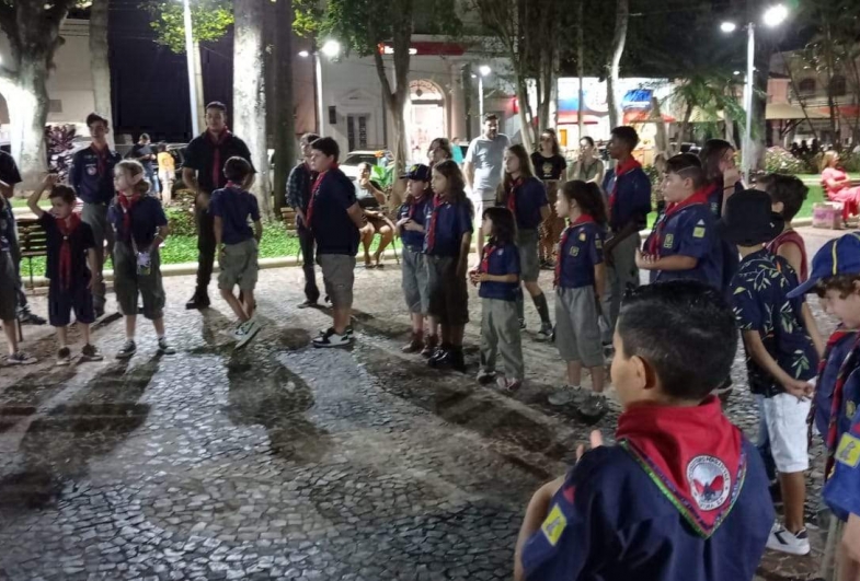 Grupo Escoteiro Pérola do Vale realiza “Hora do Planeta” na Praça 9 de Julho