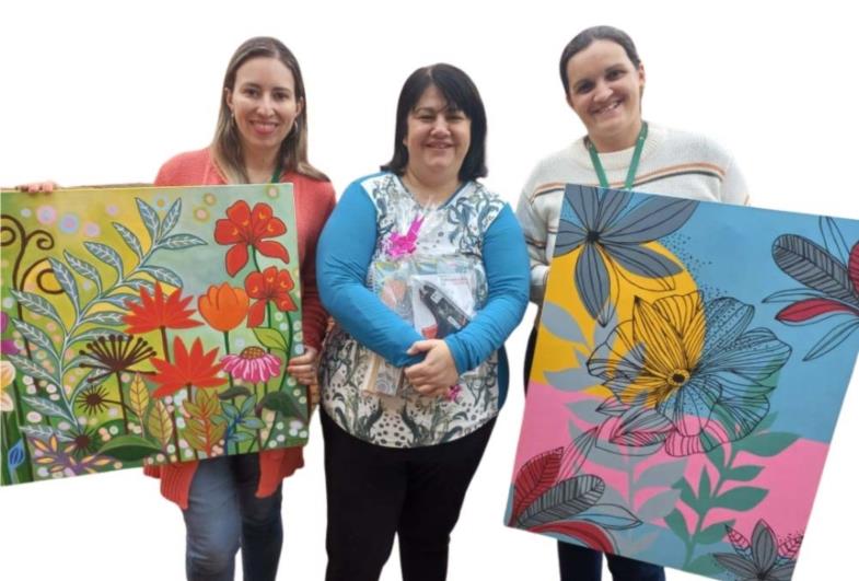 Professora encanta com doação de obras de arte à Coordenadoria da Educação
