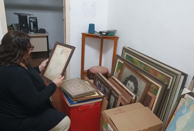 Professora Doutora Paula, da Unesp de Presidente Prudente em avalição no Museu Municipal “Dona Maria Vega Ferrero”