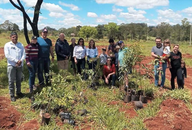 Moradores participam do plantio de mudas em bairro de Avaré