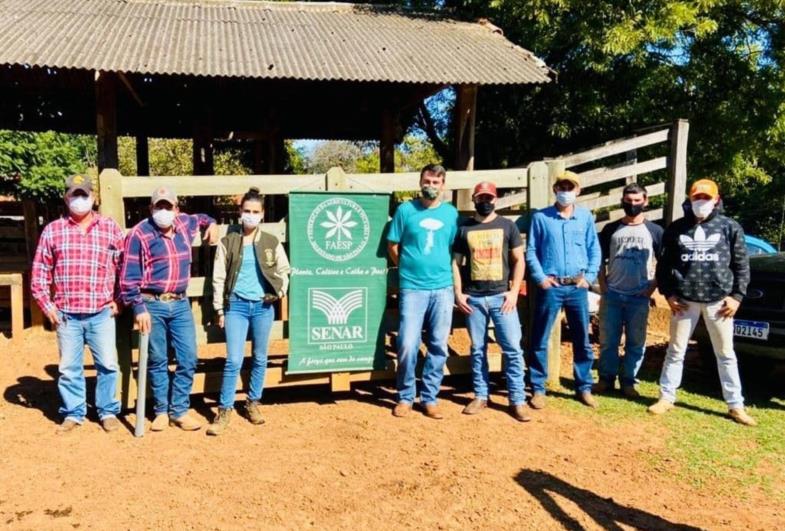 Prefeitura realiza curso de casqueamento de bovinos em Timburi 