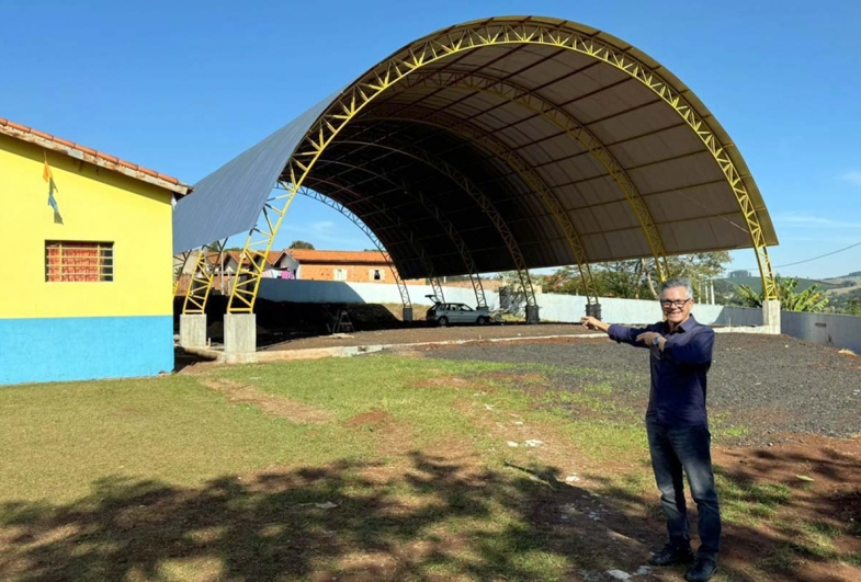 Prefeito Isnar Freschi acompanha obras da nova quadra  na Escola Iracema Marcondes de Alcântara em Sarutaiá