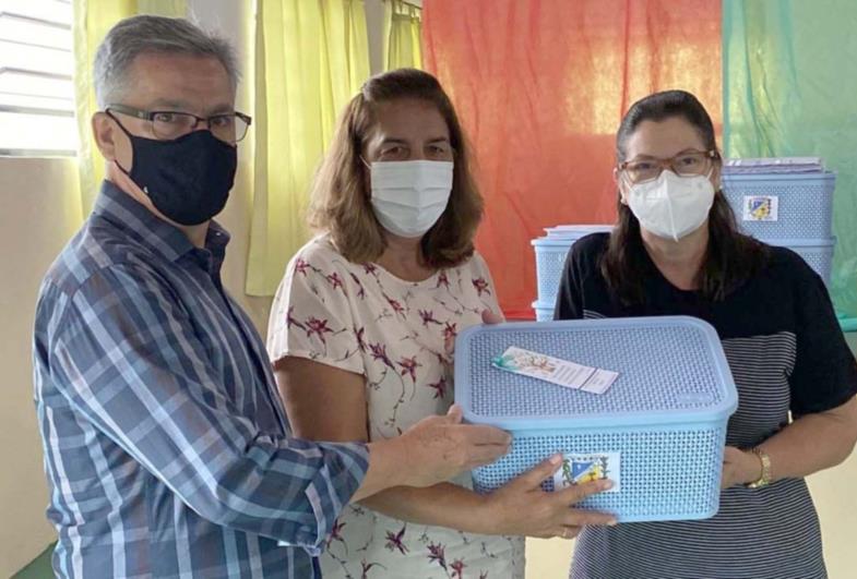 Prefeito Isnar entrega Kits Escolares aos professores de Sarutaiá