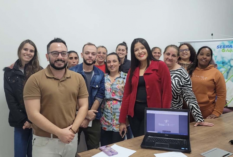 Farturenses participam de aula de gestão antes de aprenderem técnicas de fabricação de bolos de pote