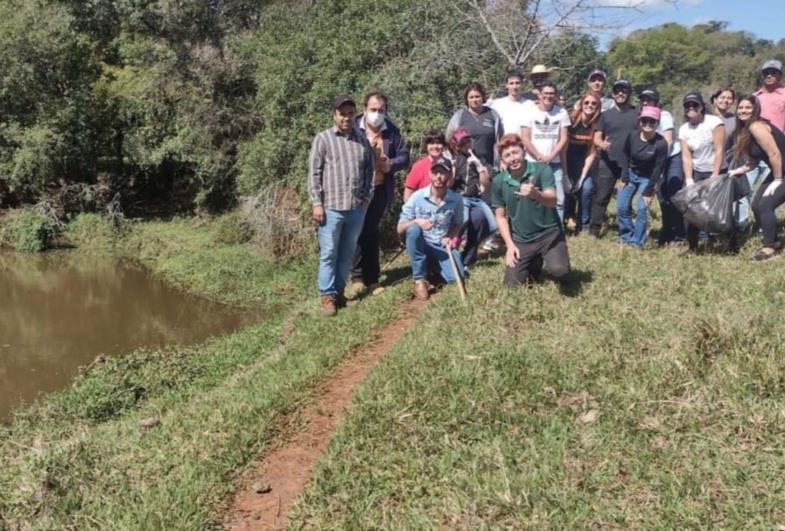 Limpeza do Ribeirão Fartura recolhe quase 200 kg de lixo