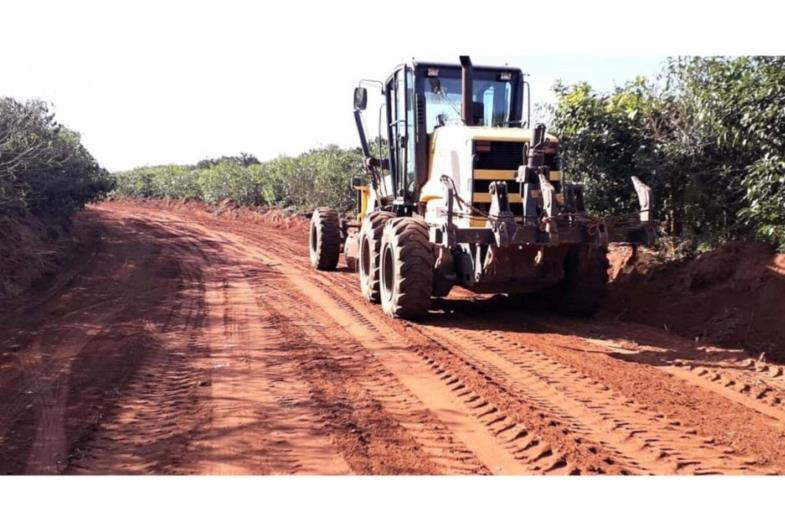 Prefeitura adequa estrada rural para escoamento da produção